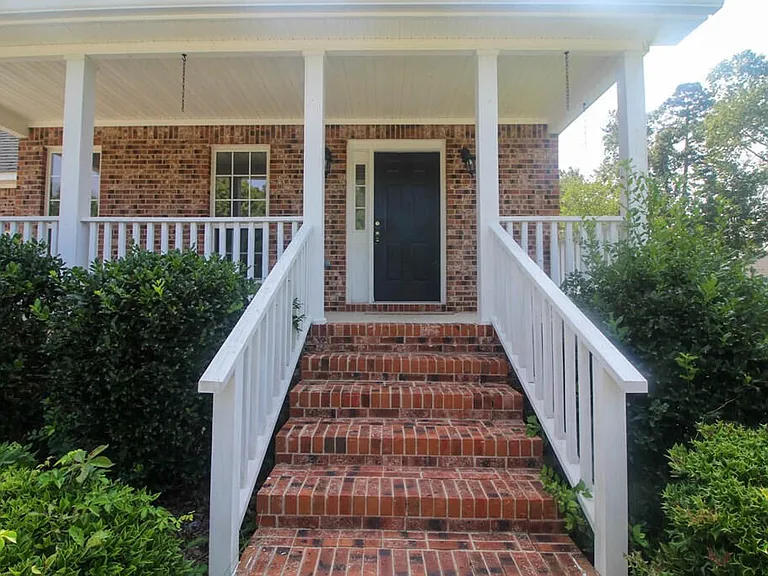 246 Farmington Dr W — Photo 2