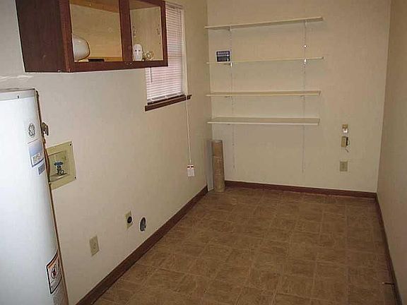 4th image of 385 Kingsport Dr