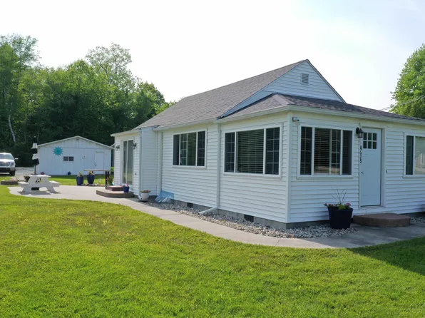 6625 Lakeshore Rd, Lakeport, MI 48059
