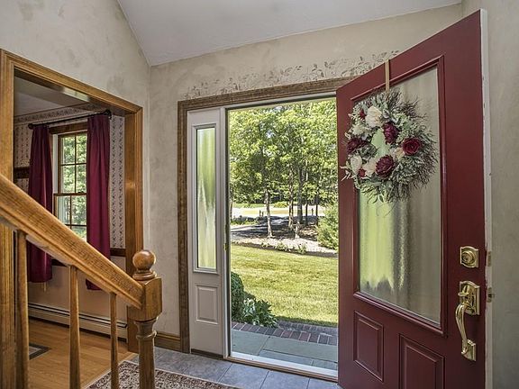 3rd image of 16 Jennifer Ln