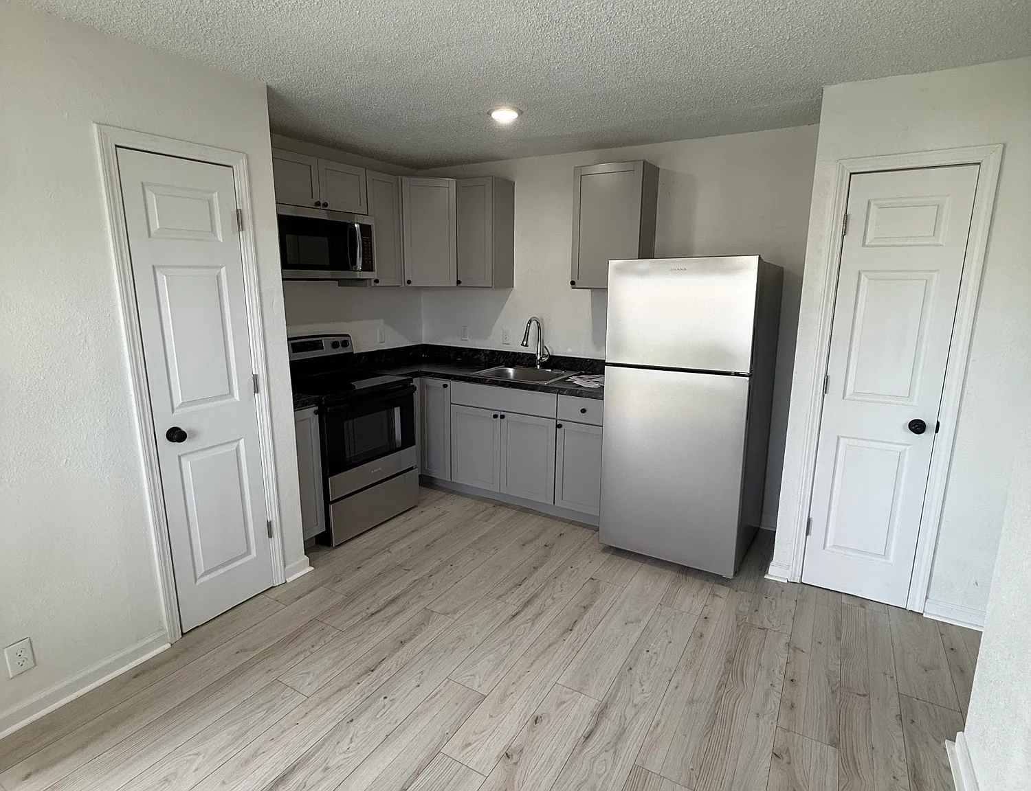 4 bed, 1.5 bath, 1490 sqft, $1,600 — Photo 2