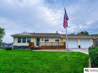 7606 Sun Valley Dr, Omaha, NE 68157