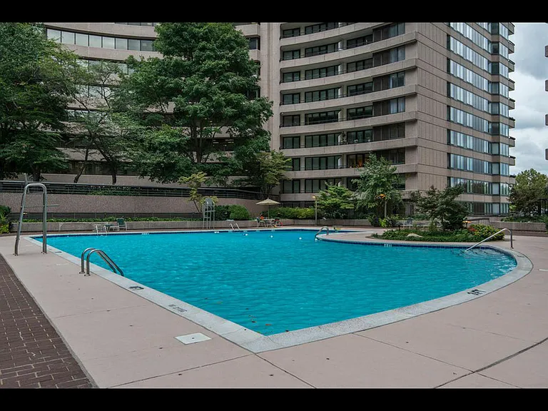 1300 Crystal Dr #704 — Photo 23