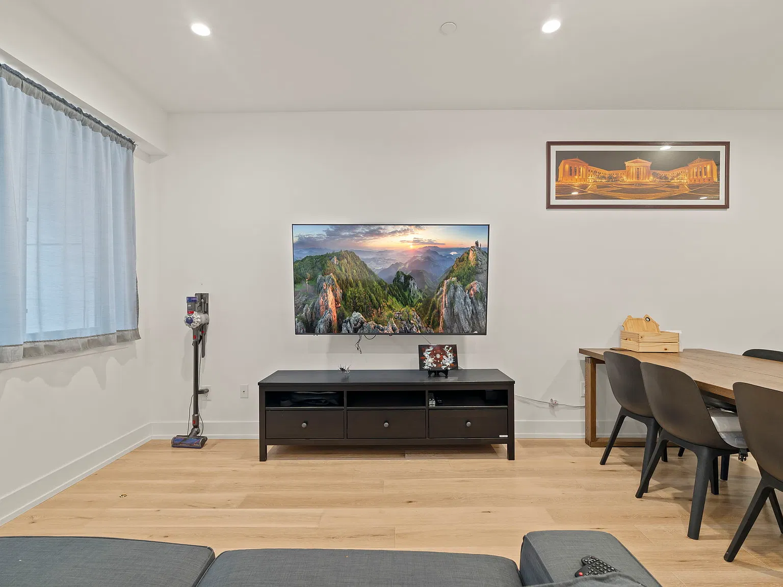 4 bed, 3.5 bath, 2370 sqft, $3,900 — Photo 3