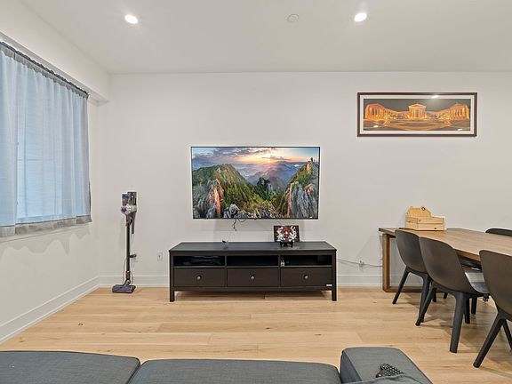 3rd image of 119 Greenwich St #H