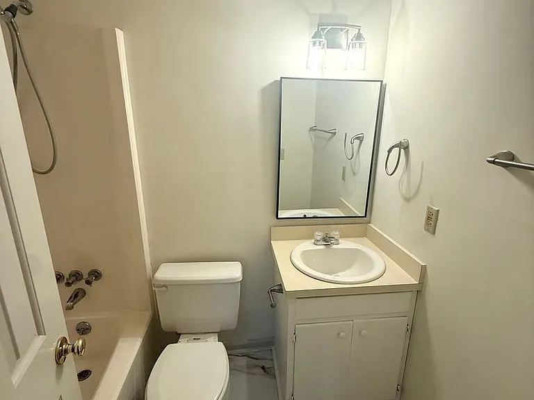 403 Wormwood Ln #B — Photo 12