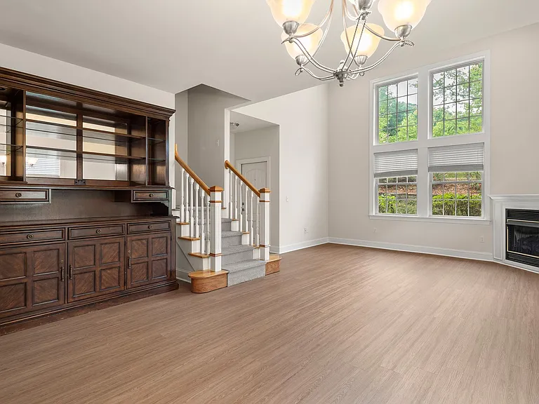 8 Trafalgar Cir — Photo 3