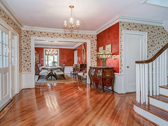 4th image of 251 Montrose Ave