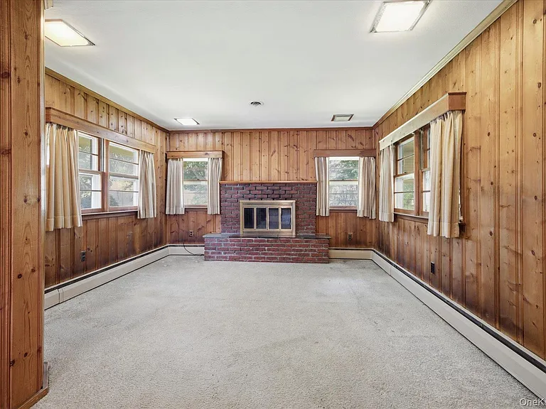 531 Surrey Pl — Photo 10