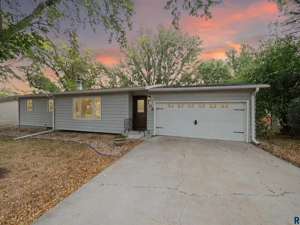 108 S Needles Dr, Brandon, SD 57005