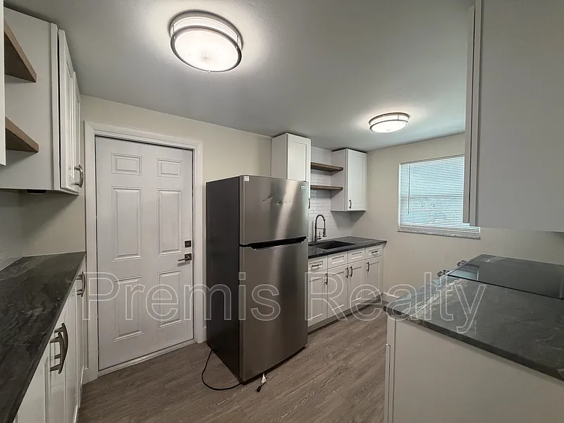 2 bed, 1.0 bath, 1004 sqft, $2,095 — Photo 4