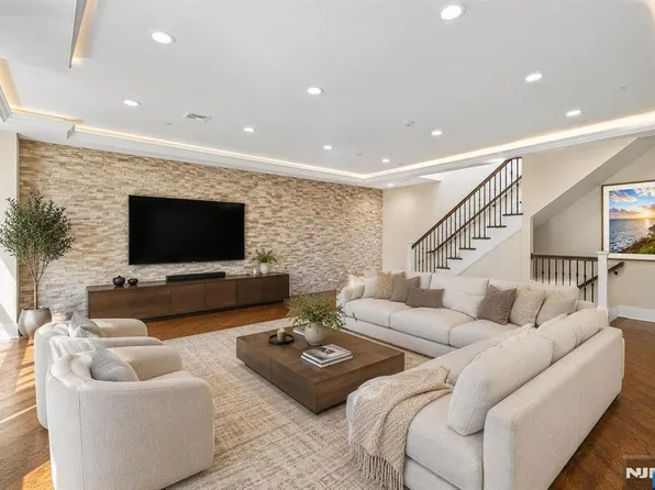 20 Marquis Ct, Edgewater, NJ 07020