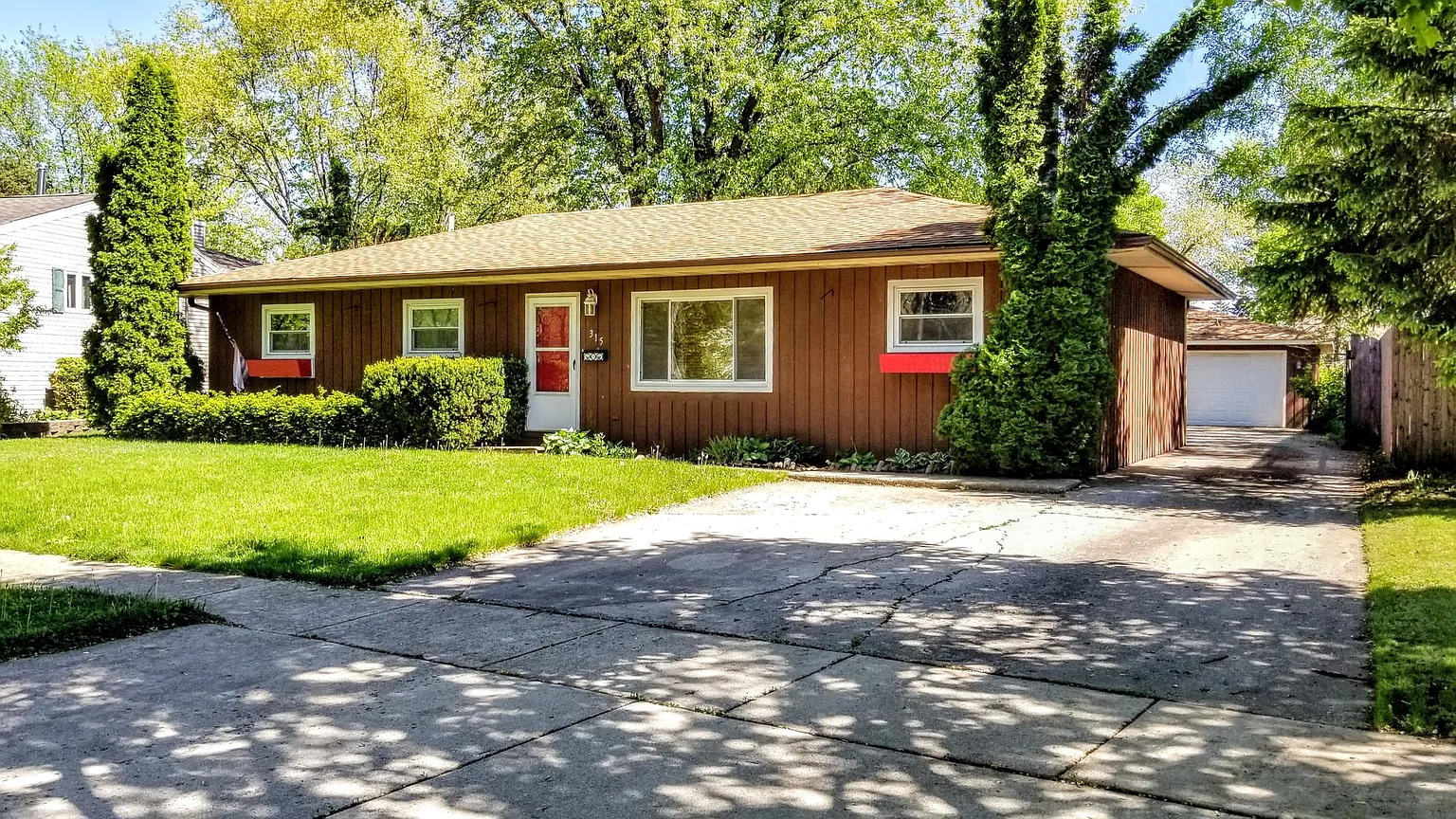 315 Greenbrier Ln photo 1