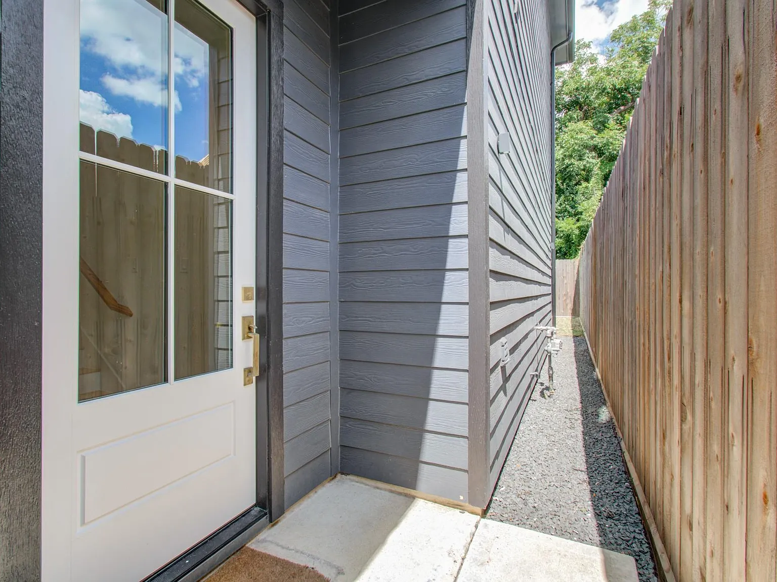 3 bed, 4.0 bath, 2082 sqft, $2,995 — Photo 4
