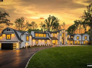 27 Applewood Dr, Upper Saddle River, NJ 07458