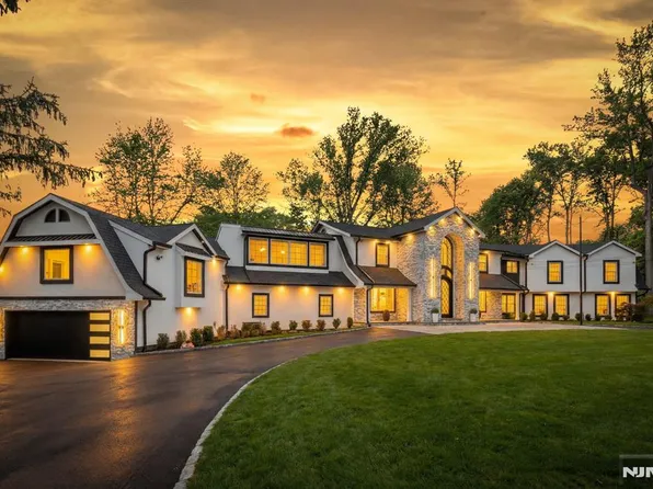 27 Applewood Dr, Upper Saddle River, NJ 07458