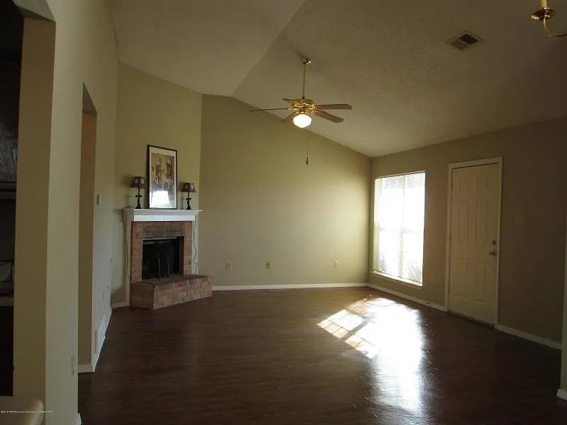 1028 We Ross Pkwy W