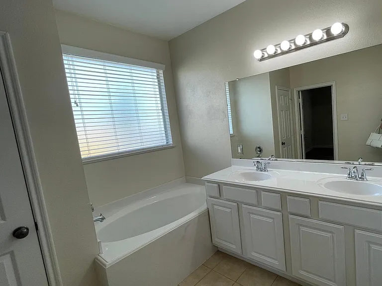 2313 Cantabria Ln — Photo 8