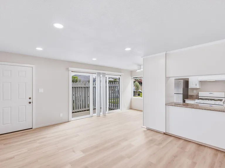 Del Amo Residences — Photo 3