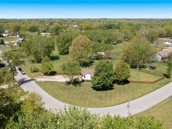 5200 W 201st Ter, Stilwell, KS 66085