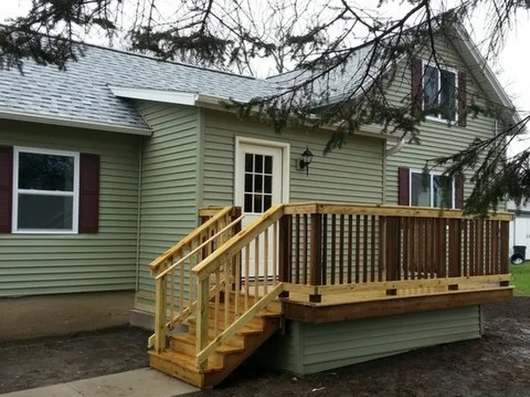 207 Ballard St, Sharon, WI 53585