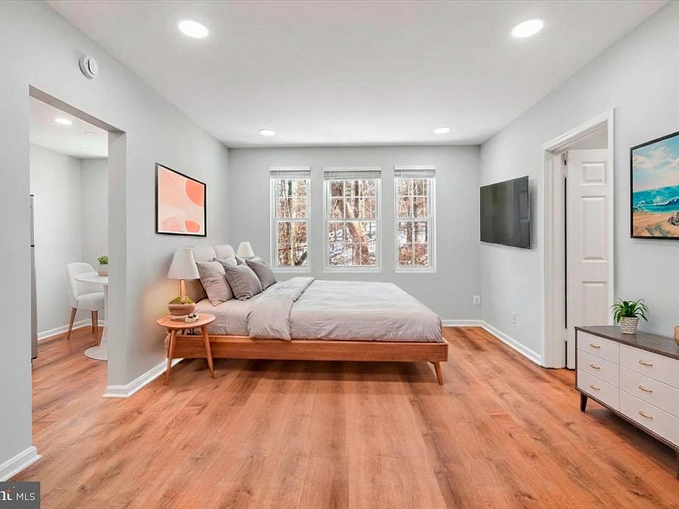 1st image of 1909 N Rhodes St APT 25