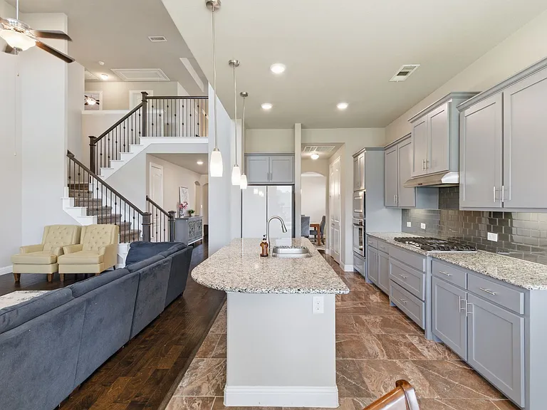7452 Reverchon Dr — Photo 8
