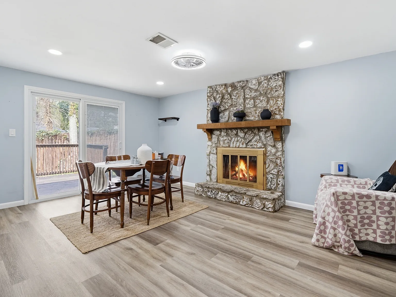 3 bed, 1272 sqft, $2,300 — Photo 4