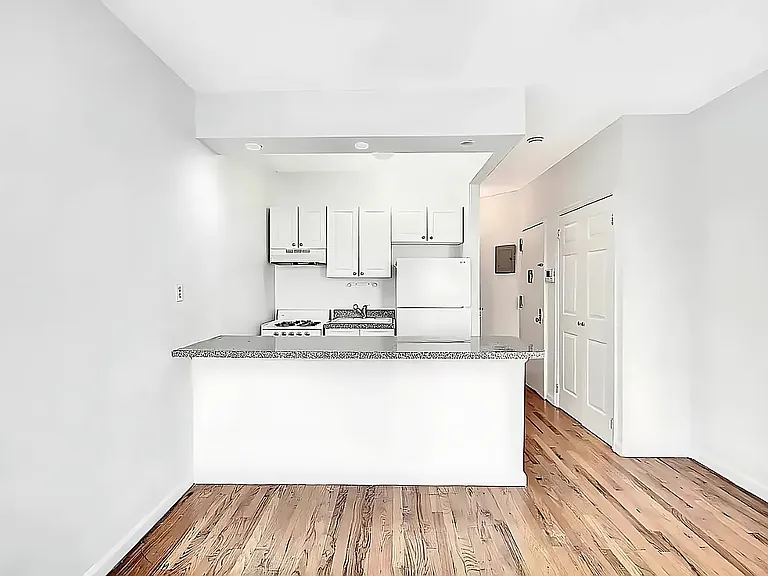 422 Amsterdam Ave #2C — Photo 2