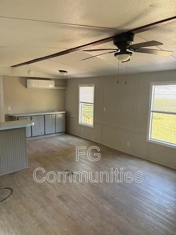 2 bed, 1.0 bath, $995 — Photo 2