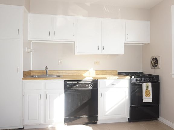 Two Bed with Hardwood Floors - Kitchen