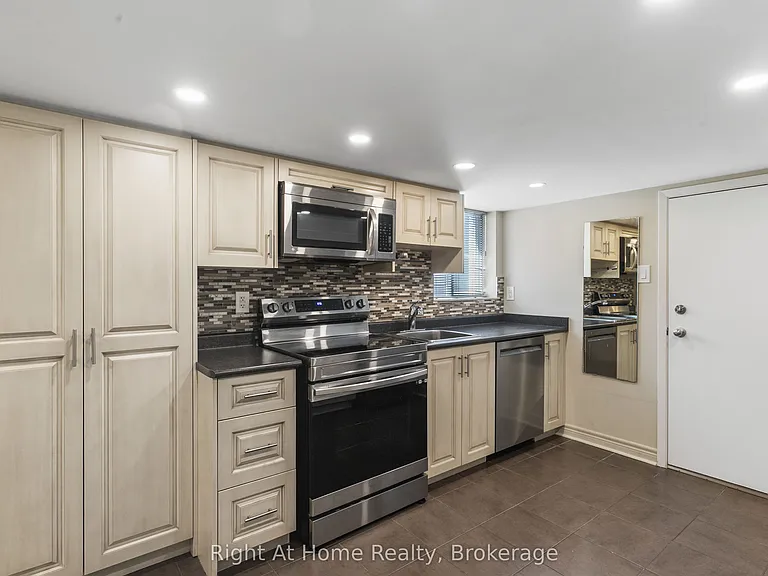 1042 Saint Clarens Ave #BASEMENT — Photo 6