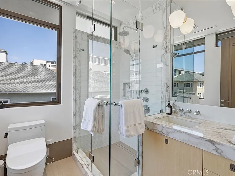 716 The Strand — Photo 47