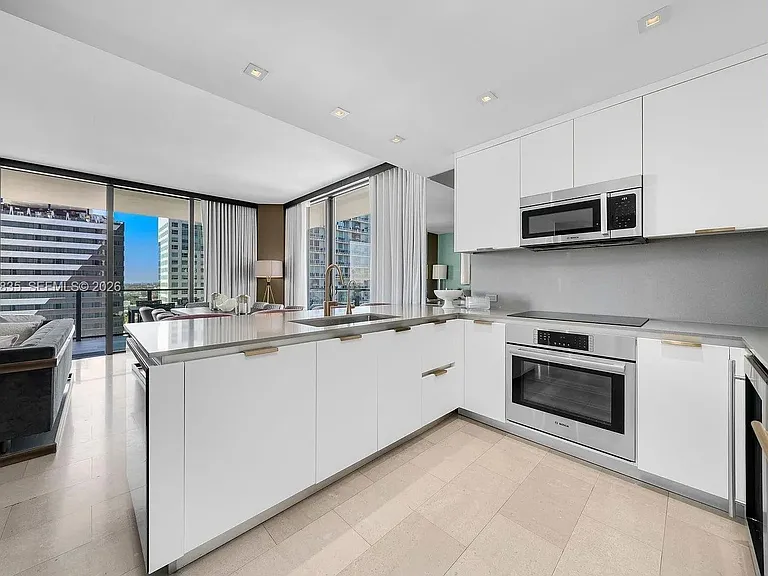 88 SW 7th St #1212 — Photo 8
