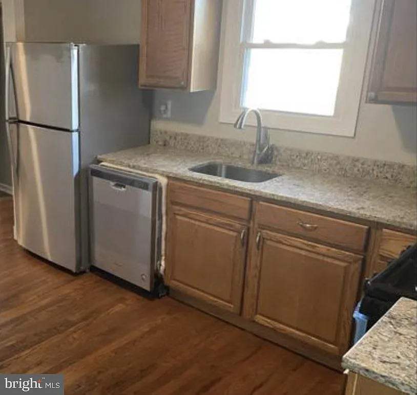 3 bed, 1.5 bath, 1220 sqft, $2,450 — Photo 2