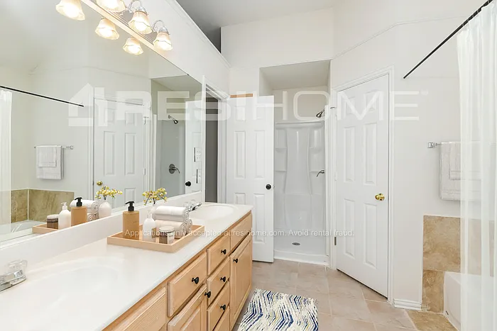 1410 Hyde Park Blvd — Photo 11