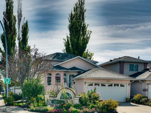 863 NW Applewood Dr SE, Calgary, AB T2A 7R6