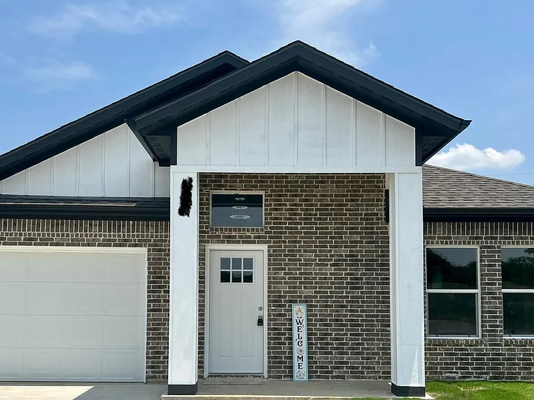 232 Marianne Cir — Photo 1