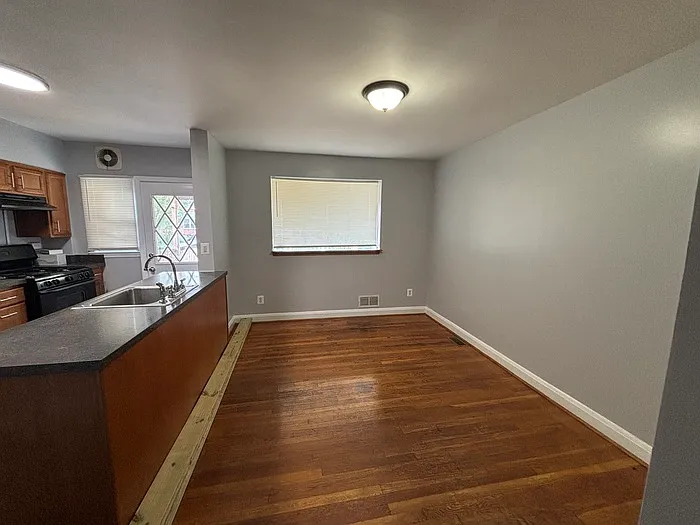 3 bed, 1.5 bath, $2,500 — Photo 3