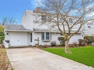 8 Thimble Ln, Hicksville, NY 11801