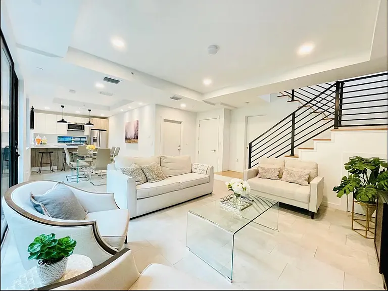 722 NE 15th Ave #1 — Photo 3
