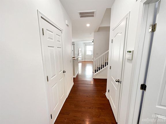 3rd image of 3245 Yarmouth Ln