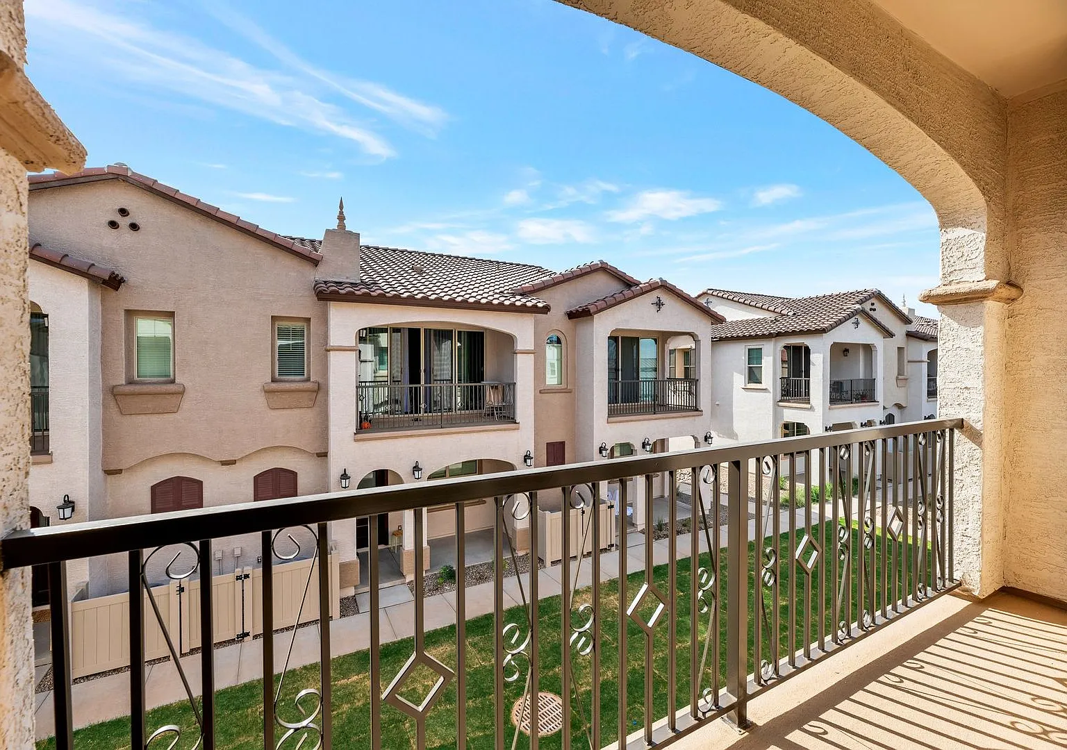 Like New luxurious townhome with 2 Master Suites in Warner Meadows! — Photo 1