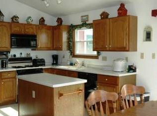 911 W Finch Ct, Oak Creek, WI 53154