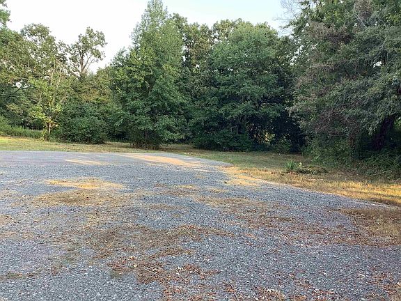3rd image of 148 Wolf Hollow Rd