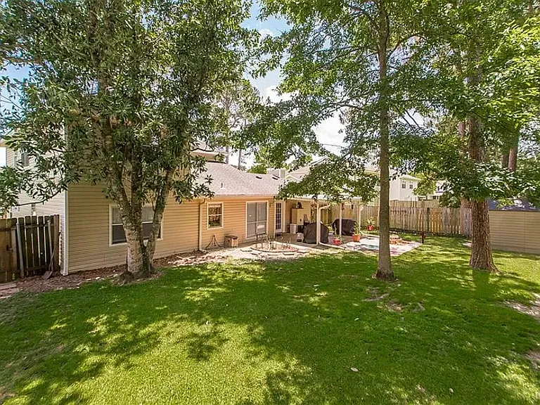 105 Larchwood Dr — Photo 36