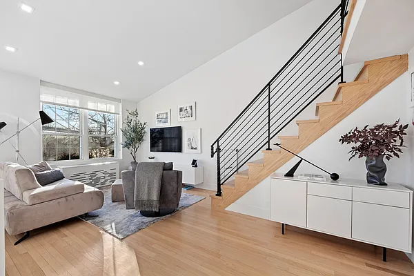 Sold by REMAX Elite | media 4
