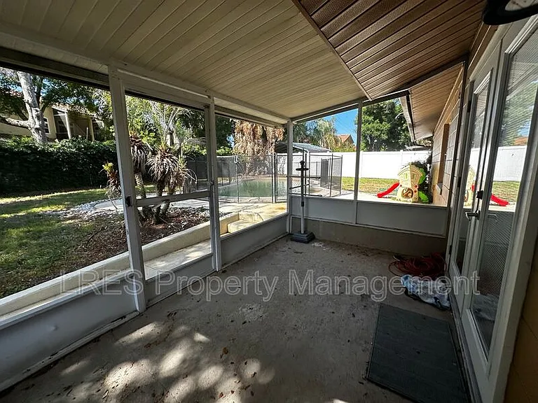 910 Sycamore Ln — Photo 24