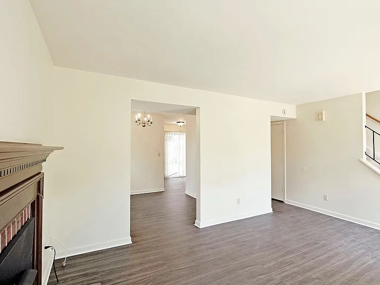 2455 Whitney Ct — Photo 3