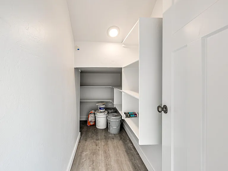 341 E 7th St — Photo 27